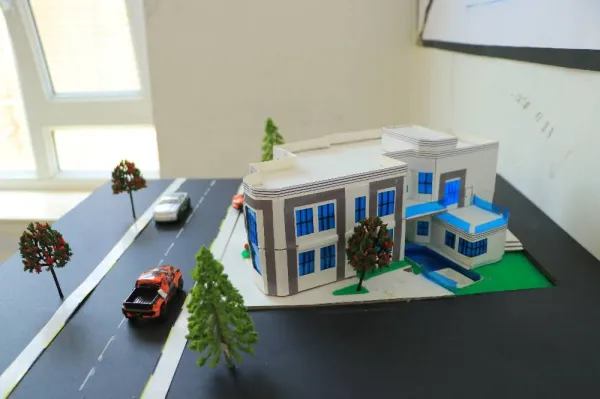 Artistic flair and visual creativity are the first steps of the specialization. First-year interior design students present their projects in the 