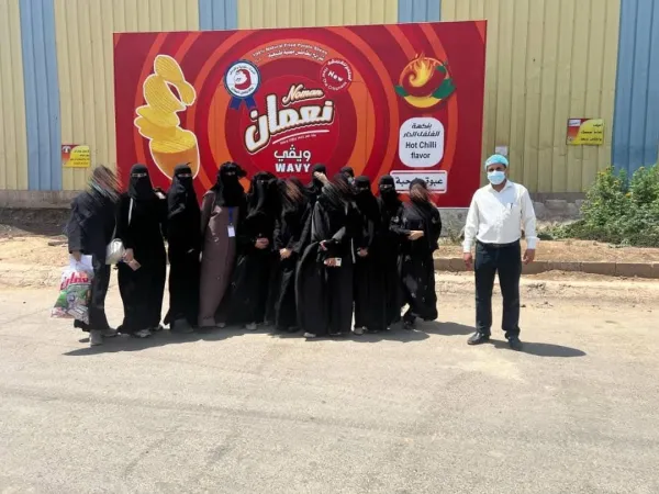 زيارة علمية لطالبات إدارة الأعمال الدولية قسم عربي المستوى الثالث إلى الشركة اليمنية لصناعة الأغذية الخفيفة(مصنع العاقل)