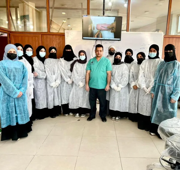 The College of Dentistry concludes a specialized training course for fourth-level students in the fundamentals of surgical suturing in oral surgery.