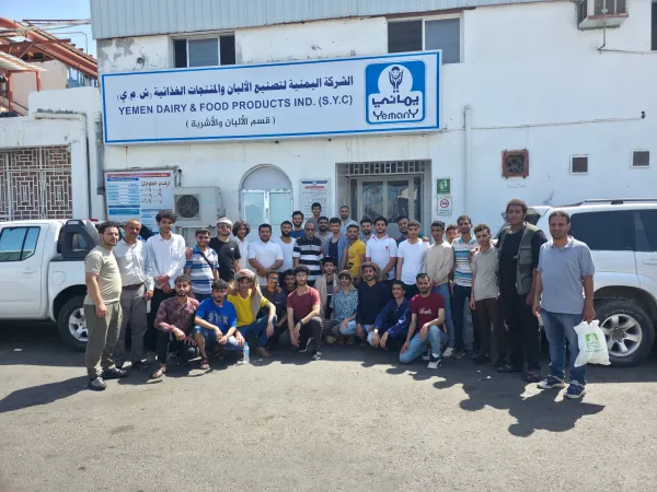 طلاب هندسة الميكاترونكس بالجامعة الإماراتية الدولية يواصلون رحلتهم العلمية في الحديدة بزيارة تطبيقية إلى مصنع “يماني”