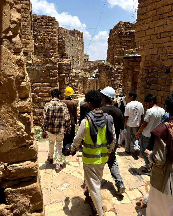 طلبة الهندسة المعمارية المستوى الثالث بالجامعة يستكشفون أسرار الحفاظ على مدينة ثلاء التاريخية.