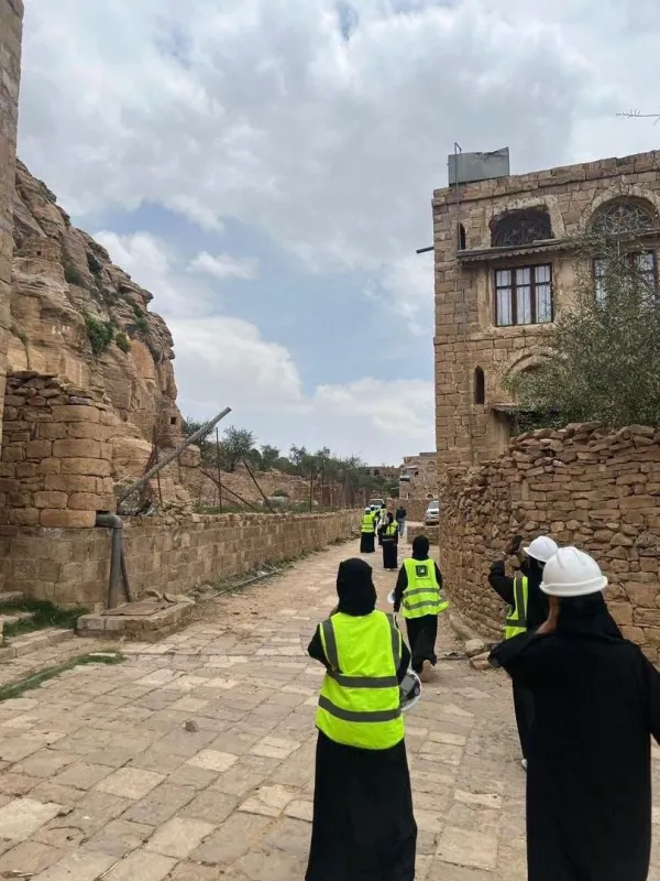 في رحاب ثُلا التاريخية.. طالبات الهندسة المعمارية يطبقن مفاهيم الحفاظ على المباني ميدانياً