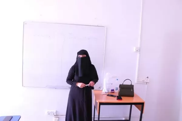 كلية العلوم الإدارية والمالية تستضيف مسؤولة الإئتمان في البنك التجاري اليمني فرع حدة
