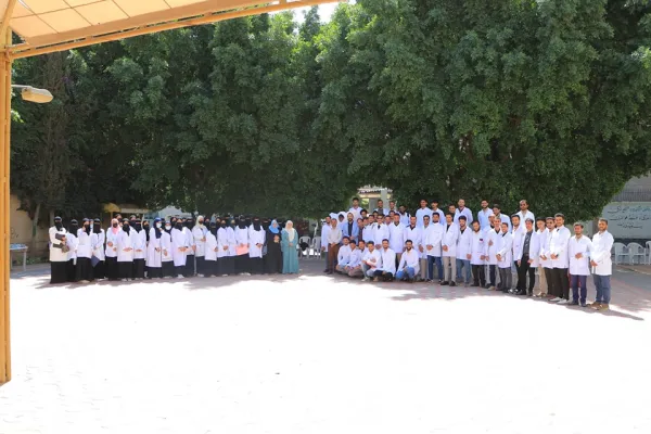 زيارة علمية توعوية لطلبة طب الأسنان المستوى الخامس إلى مؤسسة الرحمة للأيتام ضمن مقرر طب الأسنان الوقائي