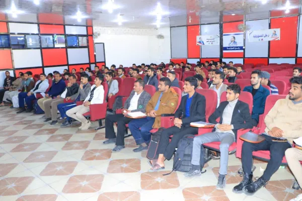 قيادة الجامعة تتفقد سير محاضرات دورات طوفان الأقصى لطلاب الجامعة وسط تفاعل كبير من الطلبة