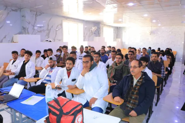 تدشين دورة الإسعافات الأولية لطلبة المختبرات الطبية والصيدلة السريرية بالتعاون مع الهلال الأحمر اليمني