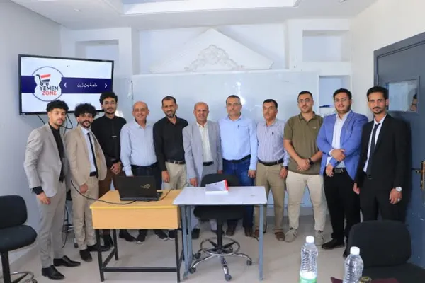 مناقشة مشروع تخرج متميز حول نظام إدارة التجارة الإلكترونية "يمن زون" لطلبة من قسم تكنولوجيا المعلومات