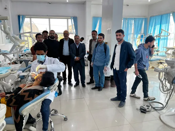 رئيس الجامعة يطّلع على سير تقديم الخدمات الطبية المجانية في عيادات كلية طب الأسنان