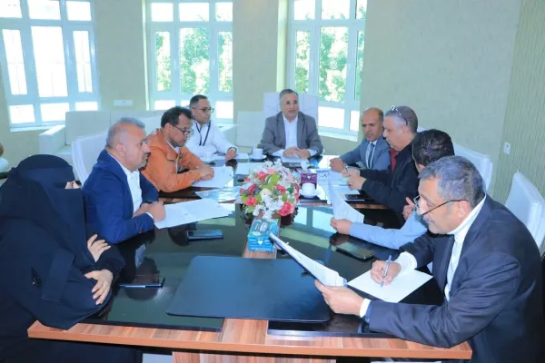 رئيس الجامعة يلتقي كادر كلية الهندسة وتكنولوجيا المعلومات للوقوف على سير العملية التعليمية