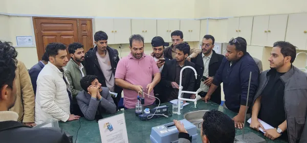 Civil engineering students conduct a practical experiment to measure drinking water quality during a scientific visit to the health laboratory at the University of Science and Technology.
