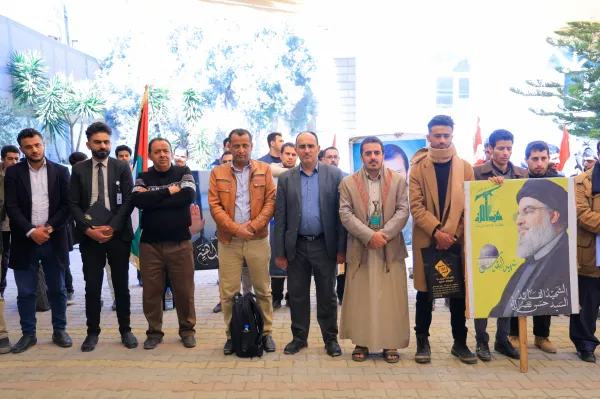 وقفة حاشدة لمنتسبي الجامعة الإماراتية الدولية تحت شعار «التعبئة مستمرة.. استعداداً للجولة القادمة»