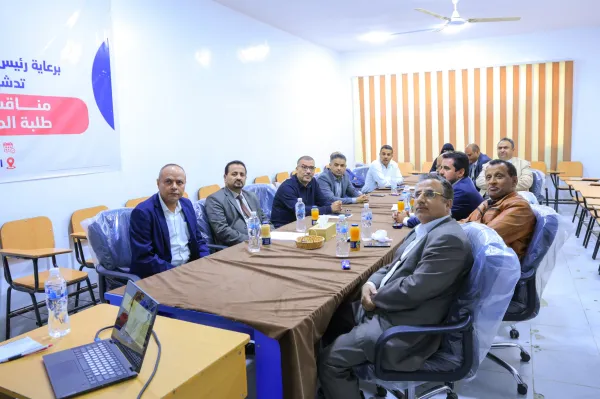 عمادة الدراسات العليا بالجامعة تناقش خطة رسالة ماجستير حول القيادة الريادية ودورها في الإبتكار الأخضر