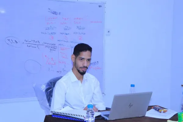 عمادة الدراسات العليا تناقش خطة بحث ماجستير حول الحوكمة الصحية ودورها في تحسين جودة الخدمات بالمستشفيات اليمنية