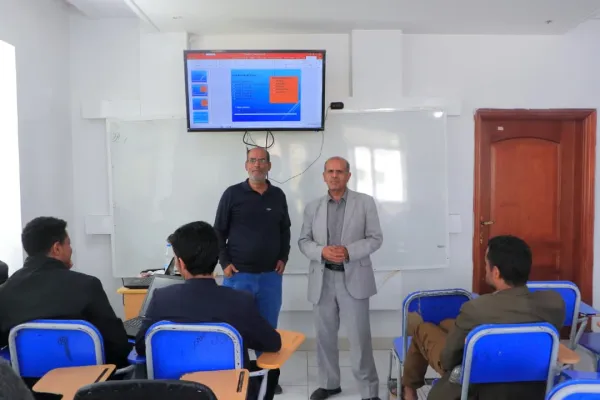 عميد كلية الهندسة وتكنولوجيا المعلومات يدشن الدورة التدريبية المتخصصة في تقييم الطبقات النفطية باستخدام برنامج (IP)