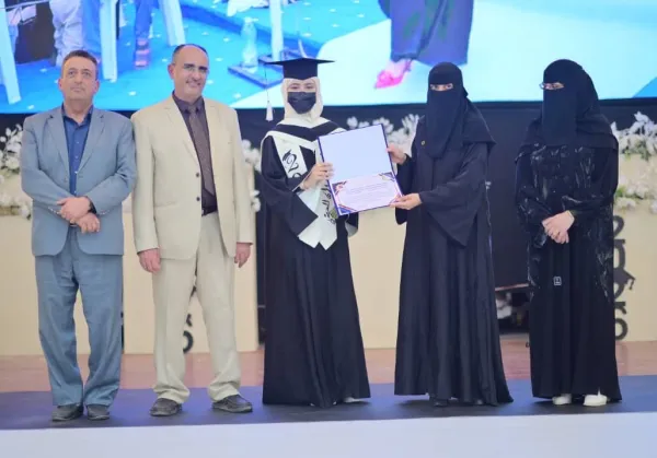 الجامعة الإماراتية الدولية تحتفي بخريجات الصيدلة السريرية والمختبرات الطبية