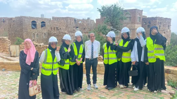 طالبات الهندسة المعمارية في زيارة علمية إلى مدينة ثُلا التاريخية لتعزيز الوعي بالحفاظ على التراث المعماري