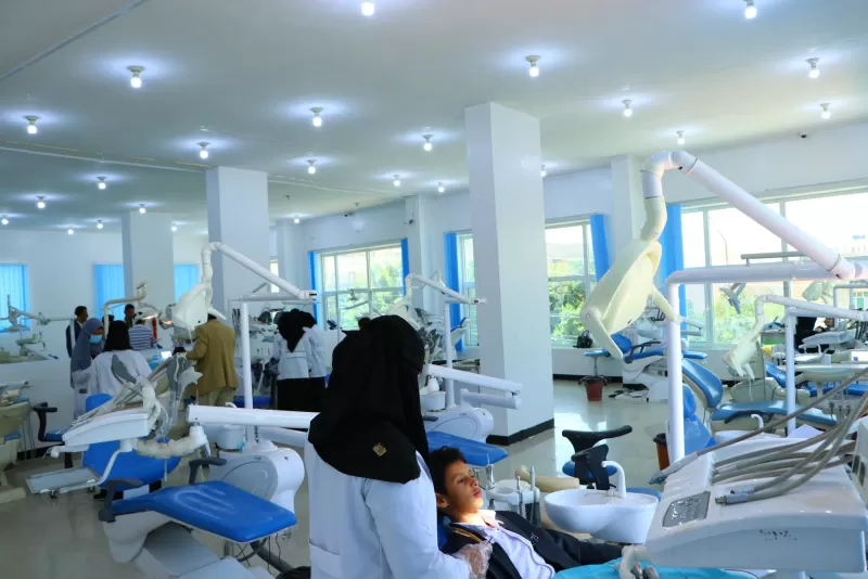 رئيس الجامعة يطلع على سير تقديم الخدمات الطبية للمرضى في العيادات المجانية التابعة لكلية طب الأسنان بالجامعة