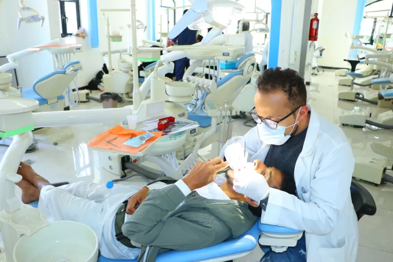 عيادات طب الأسنان بالجامعة تسخر إمكانياتها لتدريب طلبتها وخدمة المجتمع مجاناً