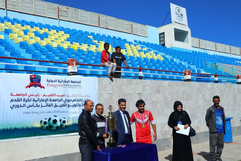 رئيس الجامعة يشهد فعالية اختتام دوري الجامعة لكرة القدم ويكرم الفريق الفائز بكأس الدوري