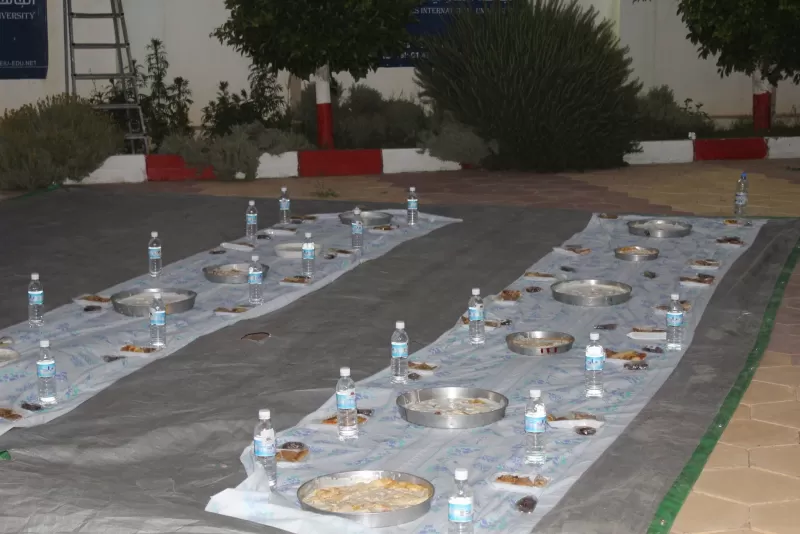 طلاب كلية الطب بالجامعة يقيمون مأدبة إفطار للأطفال الإيتام