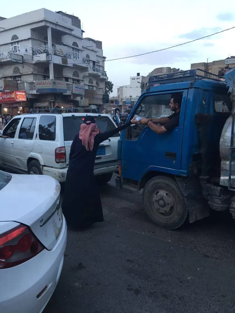 دشن طلاب وطالبات كلية الطب والعلوم الصحية بالجامعة الإماراتية الدولية بصنعاء اليوم الاثنين حملة إفطار الصائم تحت شعار #هدايا_شهر_العطايا.