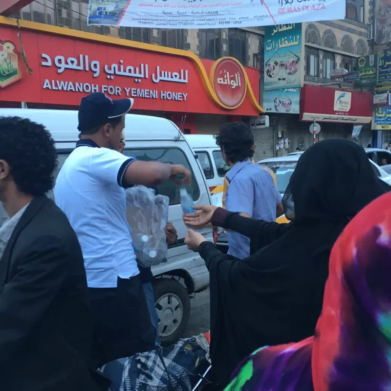 دشن طلاب وطالبات كلية الطب والعلوم الصحية بالجامعة الإماراتية الدولية بصنعاء اليوم الاثنين حملة إفطار الصائم تحت شعار #هدايا_شهر_العطايا.