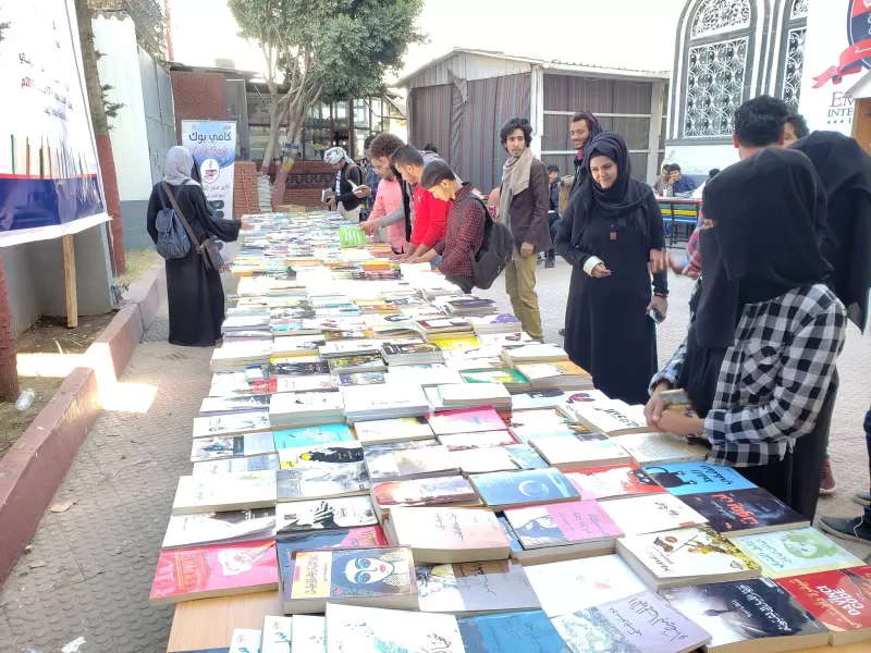 رئيس الجامعة يفتتح المعرض الثاني للكتاب الذي تنظمه الجامعة بالشراكة مع متجر كافي بوك للكتب