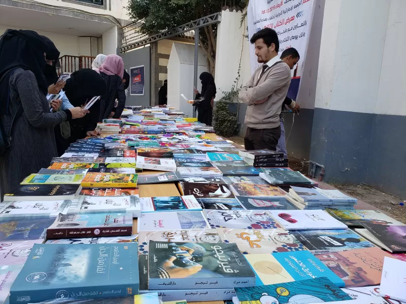 رئيس الجامعة يفتتح المعرض الثاني للكتاب الذي تنظمه الجامعة بالشراكة مع متجر كافي بوك للكتب