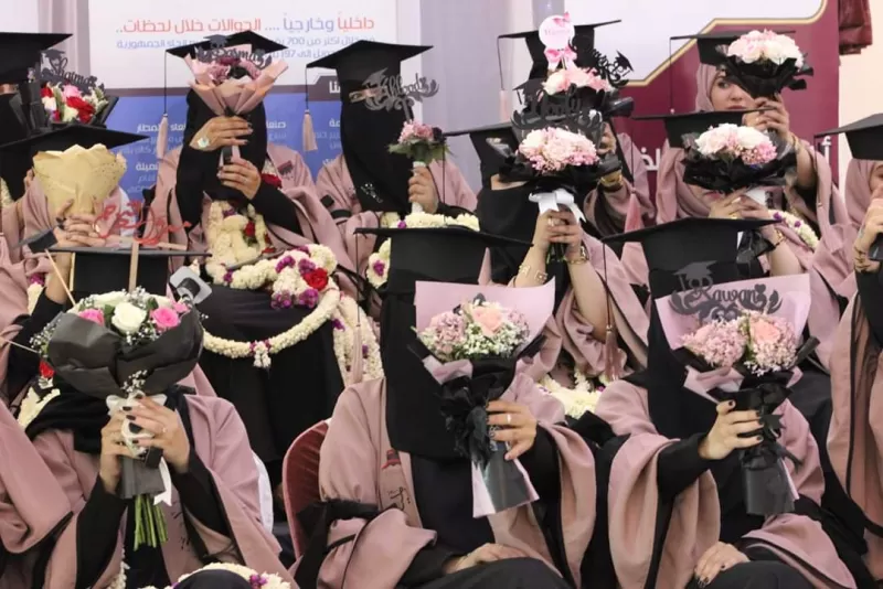 حفل فني لتخرج الدفعة الثانية لطلاب كلية العلوم الإدارية والمالية بالجامعة الإماراتية