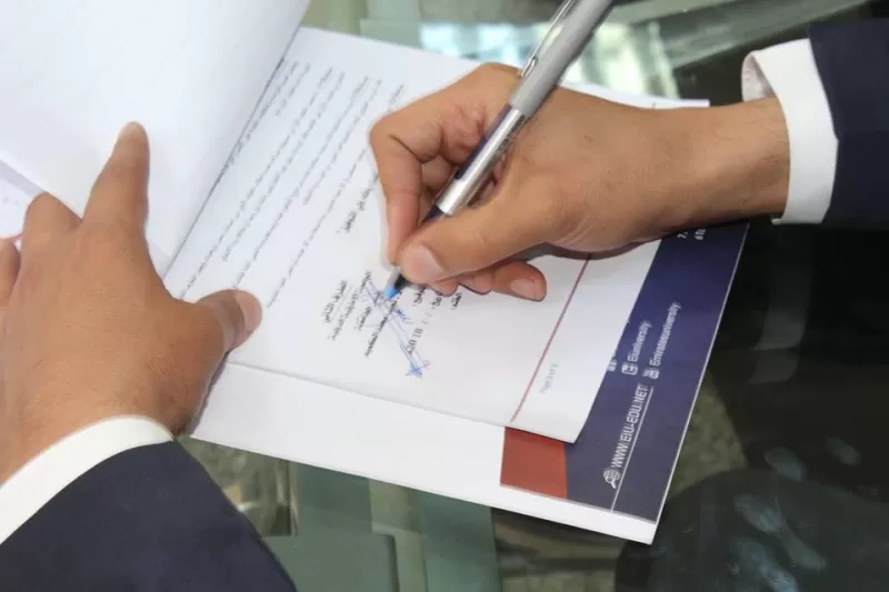 توقيع اتفاقية شراكة بين الجامعة الإماراتية ومستشفى الثورة العام بصنعاء