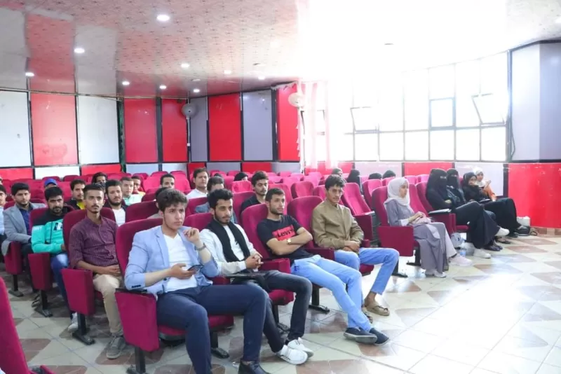 عميد كلية العلوم الإدارية والمالية يلتقي بالطلاب المشاركين في برنامج الشركة الذي تنظمه الجامعة بالشراكة مع إنجاز اليمن