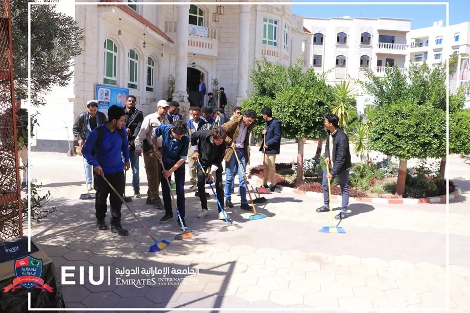 طلاب الجامعة الإماراتية يشاركون في حملة النظافة 1/1 تحت شعار معا لبيئة أنظف
