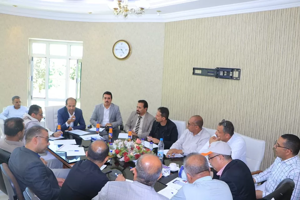 لقاء موسع لرئاسة الجامعة والأمانة العامة مع عمداء الكليات ورؤساء الأقسام العلمية للوقوف على سير العملية التعليمية