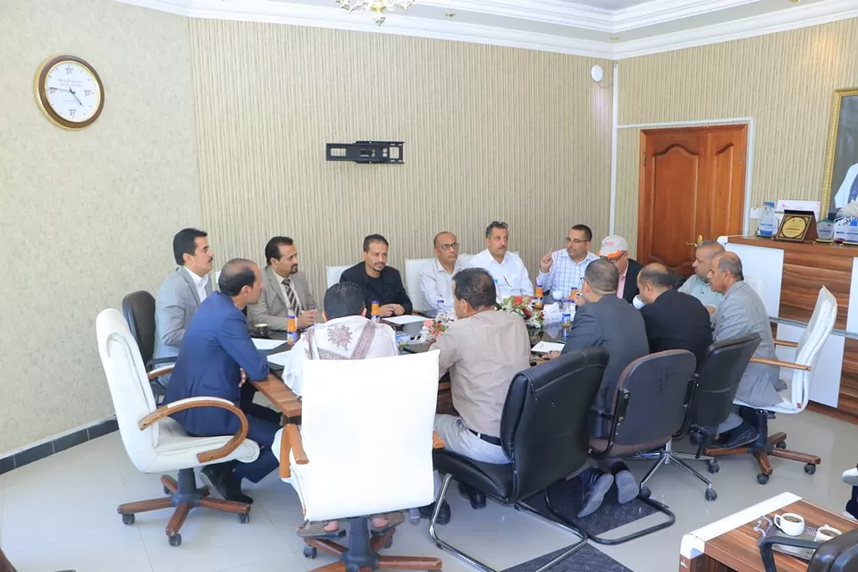 لقاء موسع لرئاسة الجامعة والأمانة العامة مع عمداء الكليات ورؤساء الأقسام العلمية للوقوف على سير العملية التعليمية