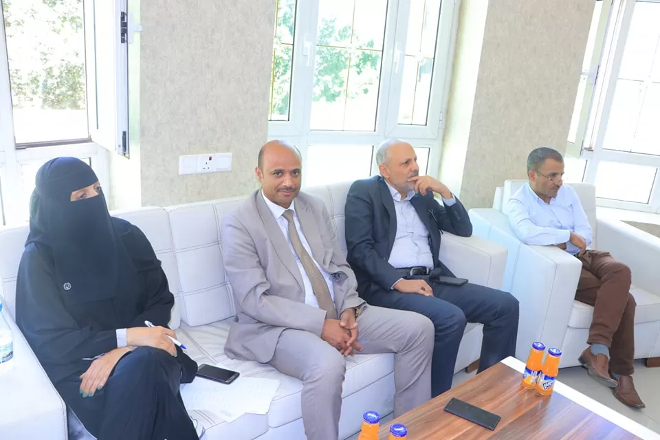 لقاء موسع لرئاسة الجامعة والأمانة العامة مع عمداء الكليات ورؤساء الأقسام العلمية للوقوف على سير العملية التعليمية