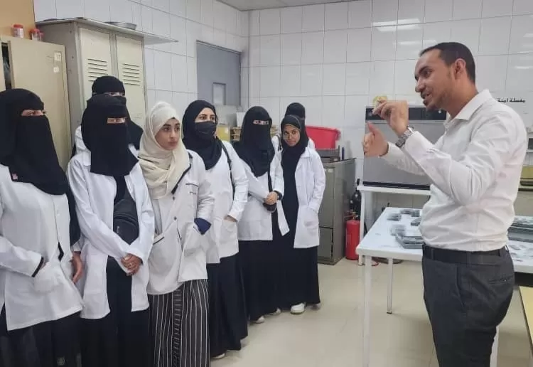 قسم المختبرات الطبية ينظم زيارة علمية لطلبة المستوى الثالث إلى مختبرات الصحة العامة المركزية - صنعاء