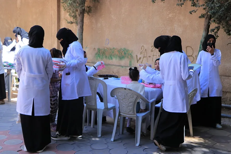 زيارة علمية توعوية لطلبة طب الأسنان المستوى الخامس إلى مؤسسة الرحمة للأيتام ضمن مقرر طب الأسنان الوقائي