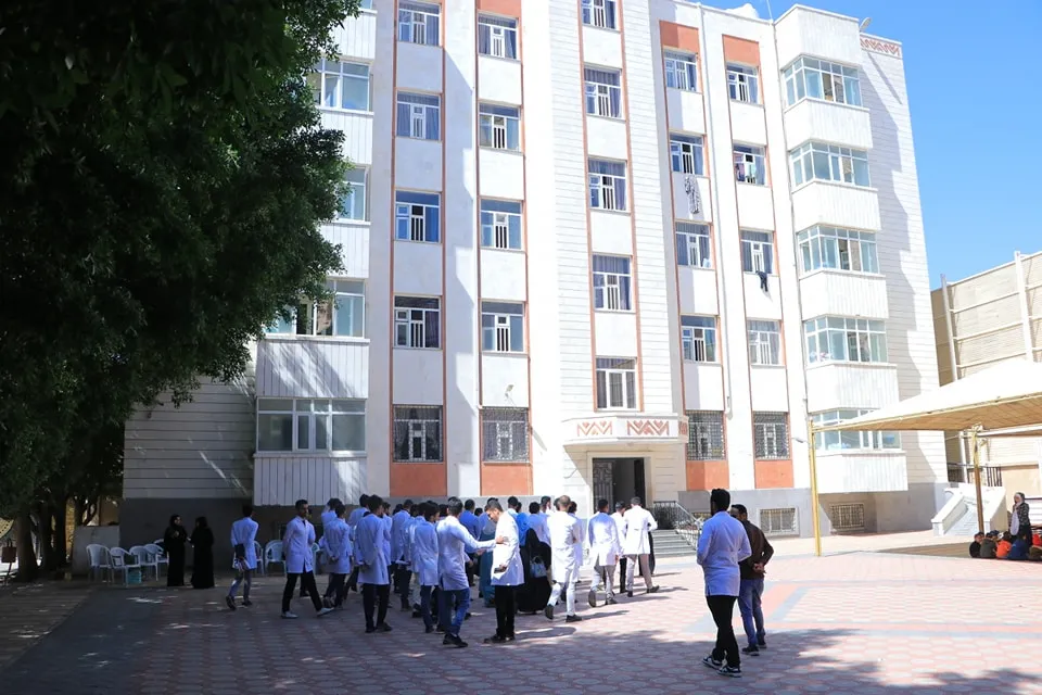 زيارة علمية توعوية لطلبة طب الأسنان المستوى الخامس إلى مؤسسة الرحمة للأيتام ضمن مقرر طب الأسنان الوقائي