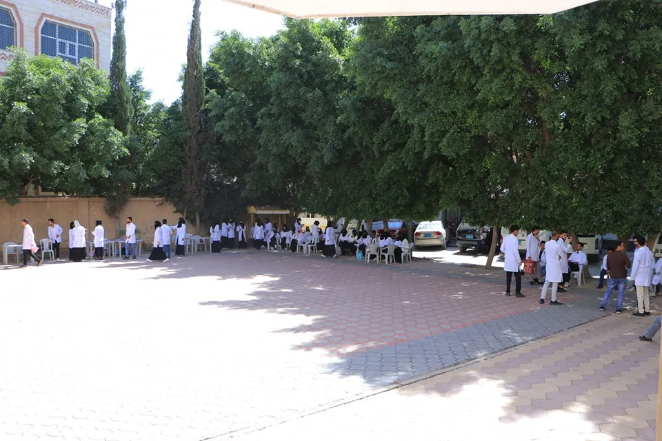 زيارة علمية توعوية لطلبة طب الأسنان المستوى الخامس إلى مؤسسة الرحمة للأيتام ضمن مقرر طب الأسنان الوقائي