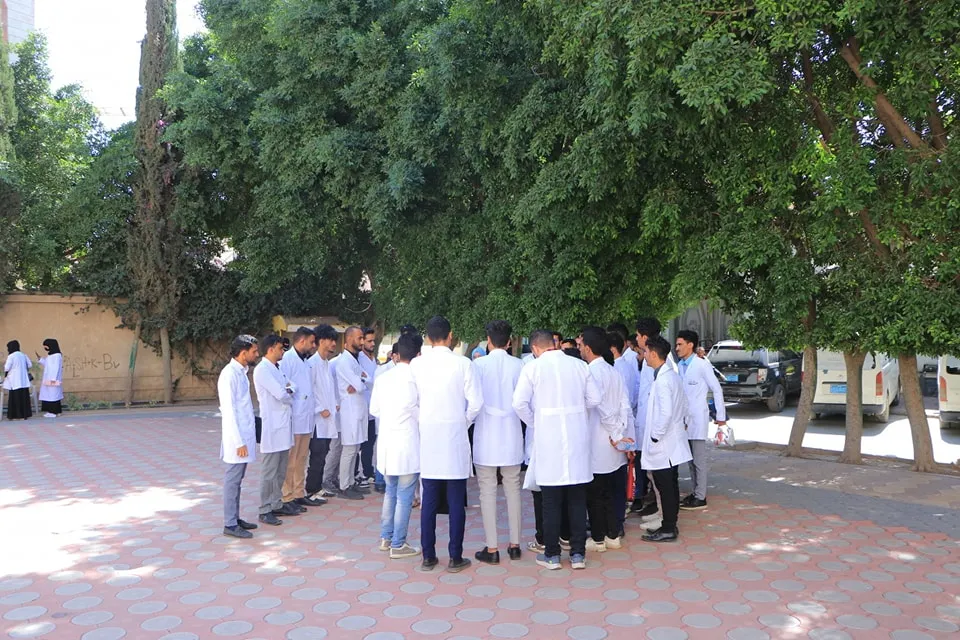 زيارة علمية توعوية لطلبة طب الأسنان المستوى الخامس إلى مؤسسة الرحمة للأيتام ضمن مقرر طب الأسنان الوقائي