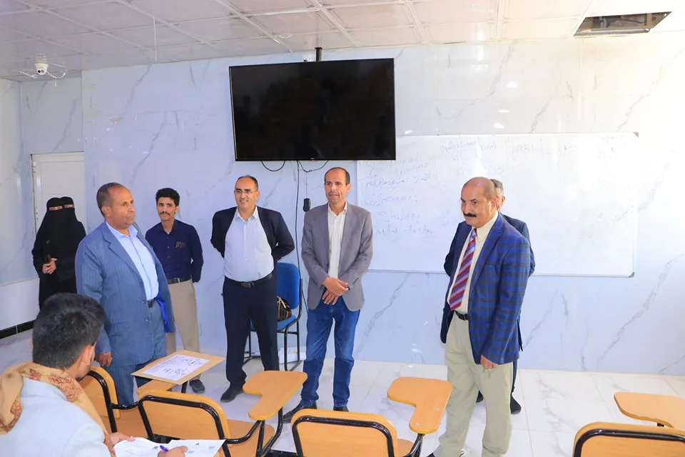 رئيس الجامعة يتفقد سير الامتحانات النهاية للفصل الدراسي الأول من العام الجامعي 1446ه‍ بكلية الطب والعلوم الصحية