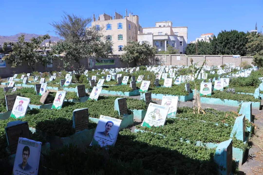 الجامعة الإماراتية الدولية تنظم زيارة للكادر الأكاديمي والإداري إلى ضريح الرئيس الشهيد صالح الصماد وروضة شهداء الخمسين