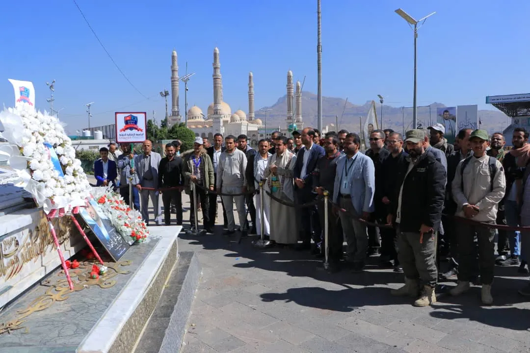 الجامعة الإماراتية الدولية تنظم زيارة للكادر الأكاديمي والإداري إلى ضريح الرئيس الشهيد صالح الصماد وروضة شهداء الخمسين