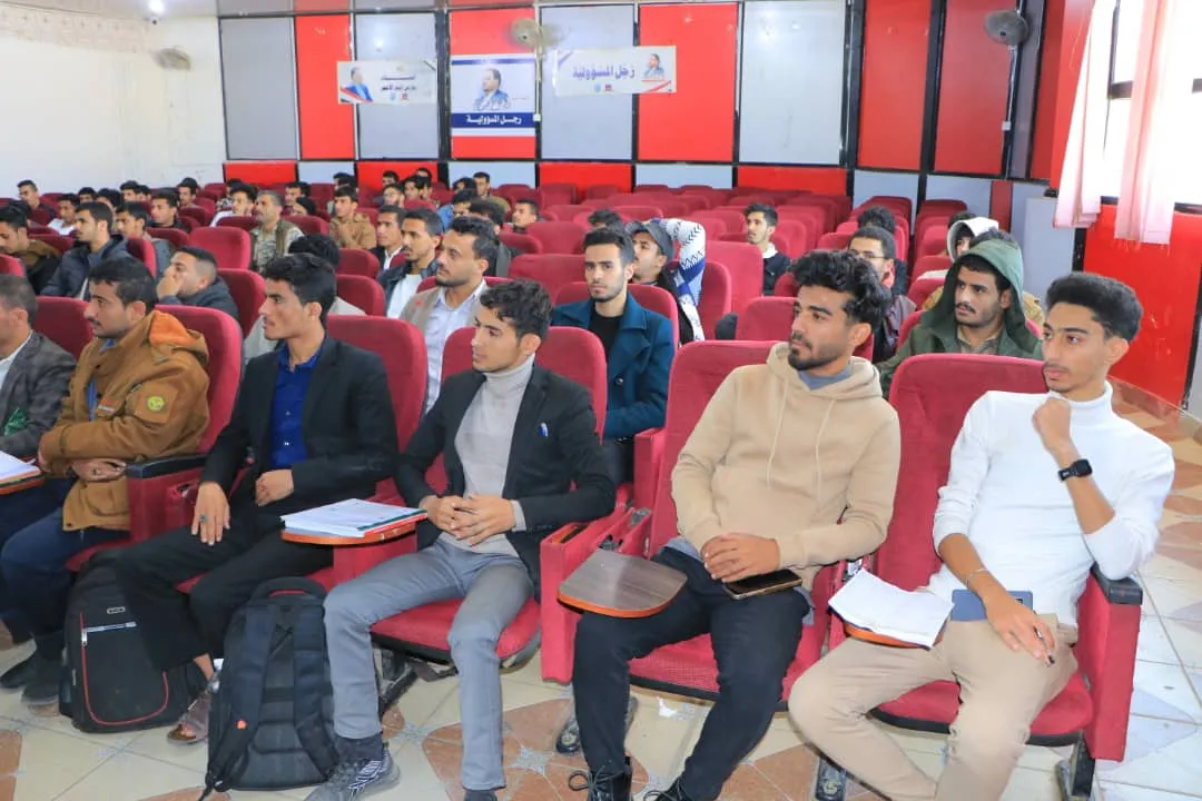 قيادة الجامعة تتفقد سير محاضرات دورات طوفان الأقصى لطلاب الجامعة وسط تفاعل كبير من الطلبة