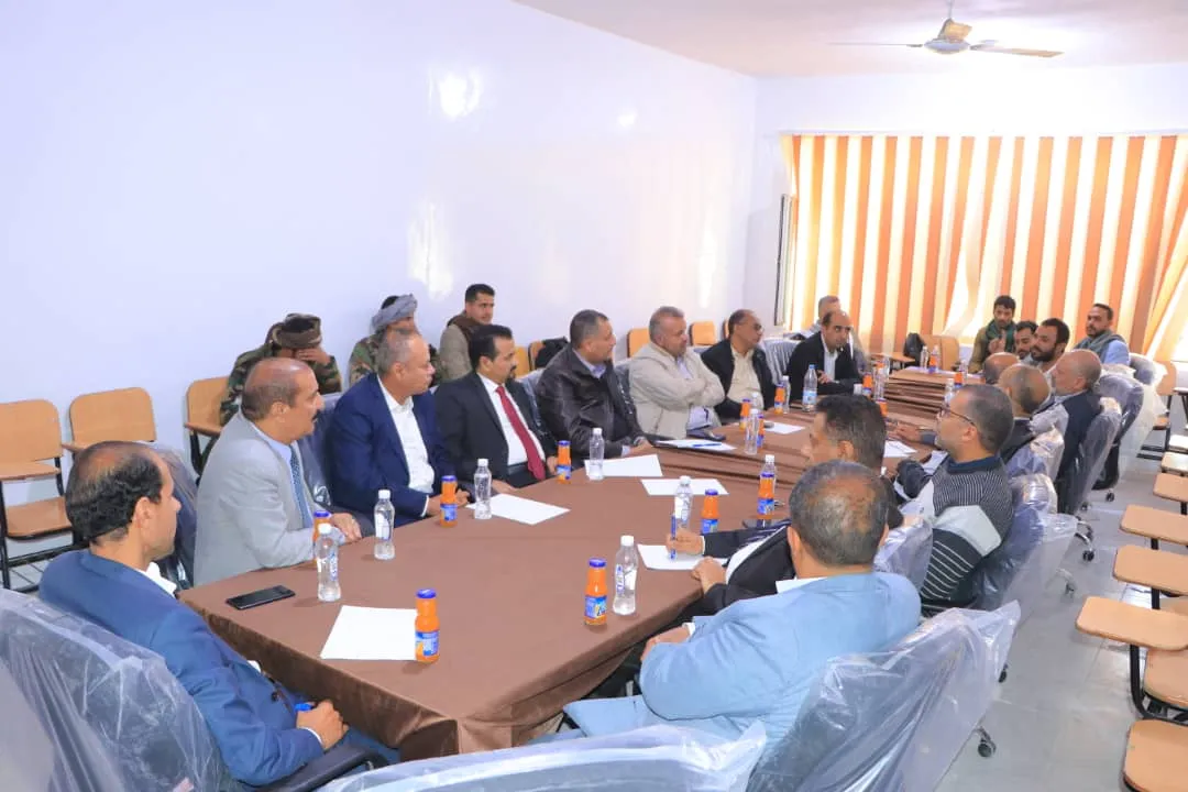 لقاء موسع لقيادة الجامعة مع عمداء الكليات ورؤساء الأقسام العلمية بحضور لجنة التعبئة للوقوف على سير العملية التعليمية وأنشطة التعبئة العامة