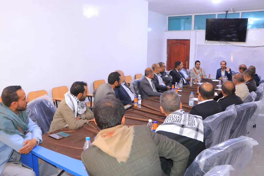 لقاء موسع لقيادة الجامعة مع عمداء الكليات ورؤساء الأقسام العلمية بحضور لجنة التعبئة للوقوف على سير العملية التعليمية وأنشطة التعبئة العامة