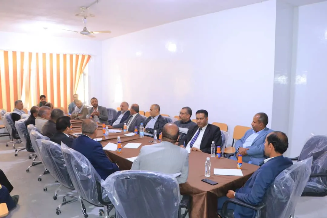 لقاء موسع لقيادة الجامعة مع عمداء الكليات ورؤساء الأقسام العلمية بحضور لجنة التعبئة للوقوف على سير العملية التعليمية وأنشطة التعبئة العامة