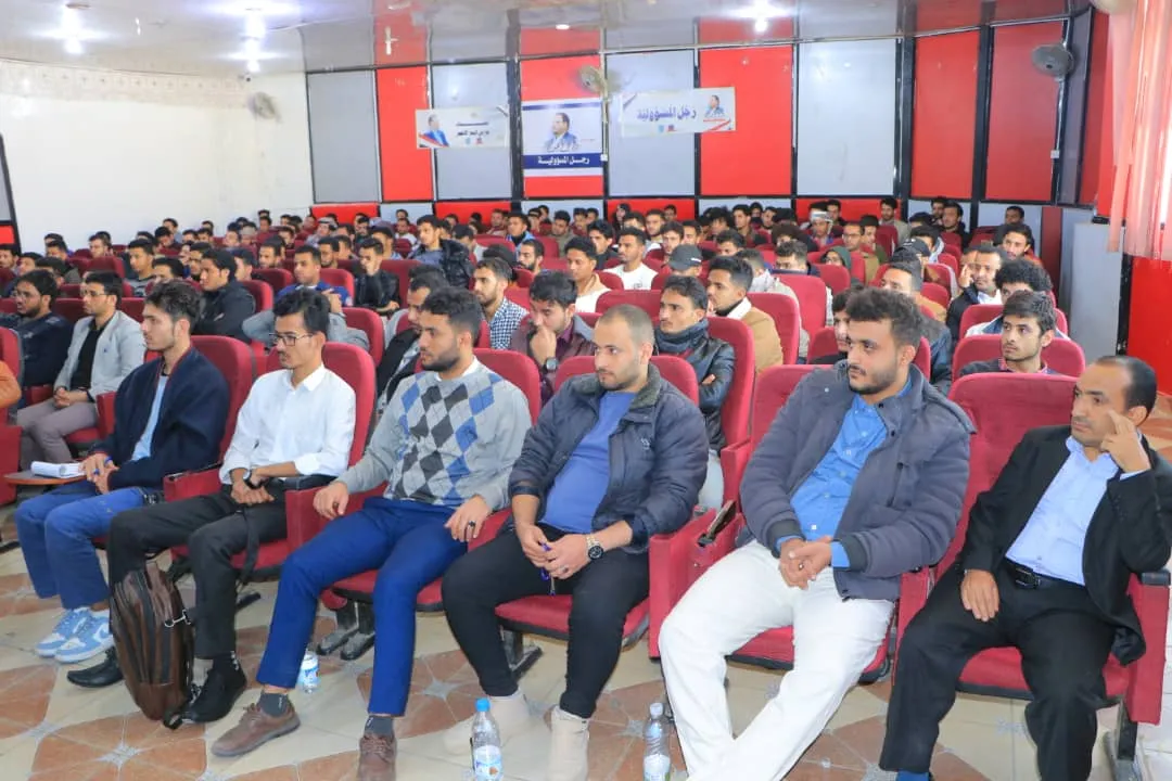 النائب الأول لرئيس الوزراء العلامة محمد مفتاح يطلع على سير دورات طوفان الأقصى بالجامعة الإماراتية بصنعاء