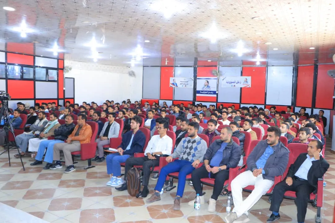النائب الأول لرئيس الوزراء العلامة محمد مفتاح يطلع على سير دورات طوفان الأقصى بالجامعة الإماراتية بصنعاء