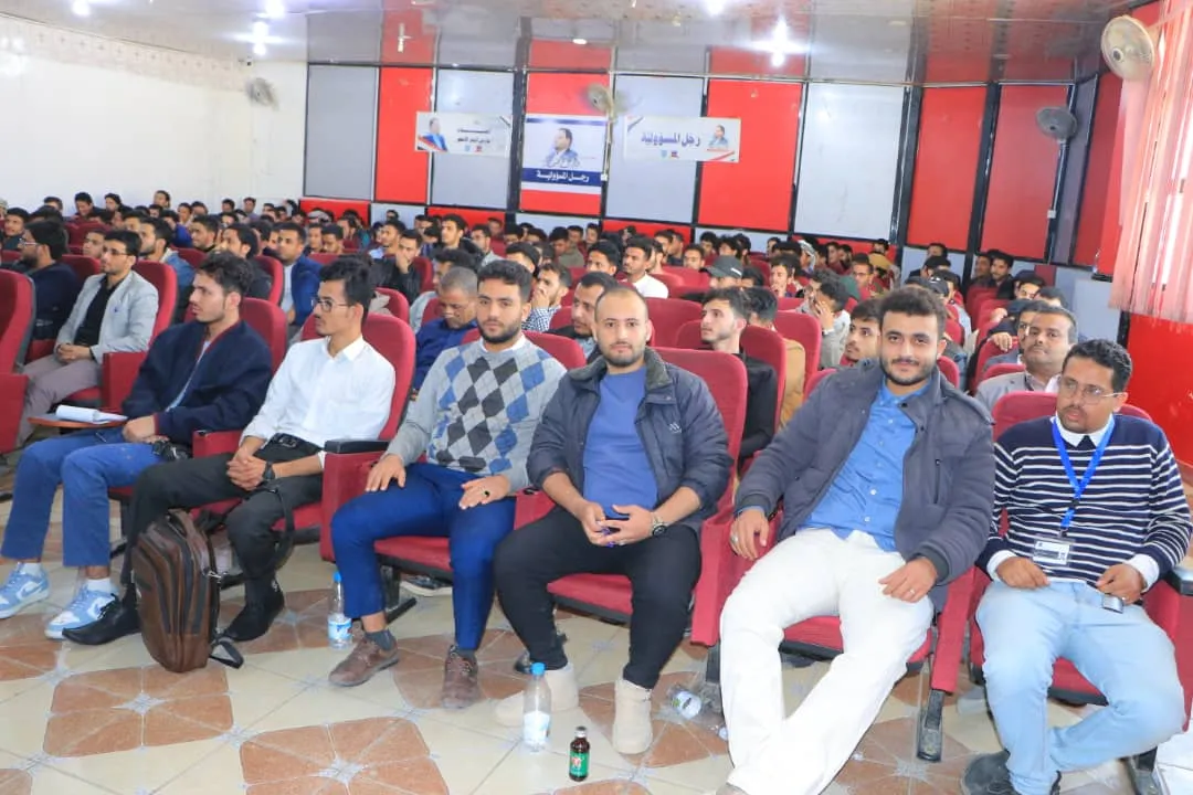 النائب الأول لرئيس الوزراء العلامة محمد مفتاح يطلع على سير دورات طوفان الأقصى بالجامعة الإماراتية بصنعاء
